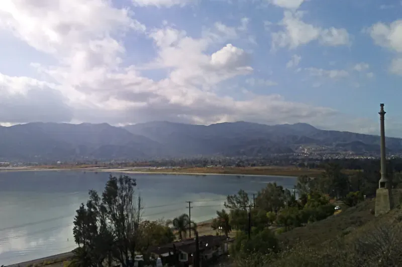 Hillside homes overlooking the lake with mountains behind in Lake Elsinore
